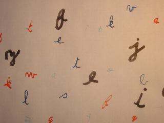 Alphabet au marqueur: réapprendre de façon systématique la formation de certaiines lettres de l'alphabet.